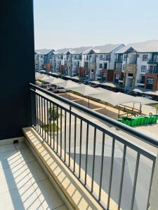 uma varanda com vista para um parque de estacionamento em The blyde-Luxury one bedroom apartment em Pretoria