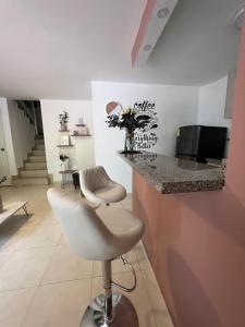 a room with a counter and a bar with two stools at Apartamento en el sur de Cali, Barrio Tequendama in Cali