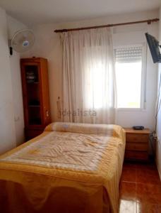 1 dormitorio con cama y ventana en Brisa de Cala reona en Cabo de Palos
