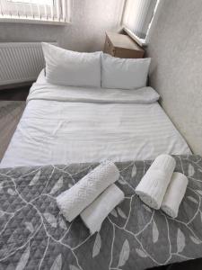ein Bett mit zwei Kissen darauf in einem Schlafzimmer in der Unterkunft Apartament confortabil in Chişinău