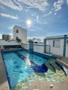 una piscina en la azotea de un edificio en Hotel Buena Vista Express en Bucaramanga
