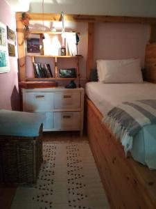 ein Schlafzimmer mit einem Bett und einer Kommode mit Spiegel in der Unterkunft Kokkooning in Kokóni