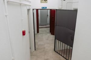 un pasillo con una puerta en una habitación en Hostel Middle Point en Sardoal