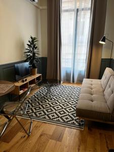 sala de estar con sofá y alfombra en Cours République en Narbonne