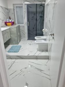 La salle de bains est pourvue d'une douche, de toilettes et d'un lavabo. dans l'établissement Appartamento con ingresso indipendente, à Nola