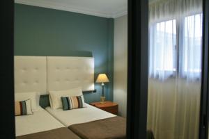 sypialnia z dużym łóżkiem i oknem w obiekcie Las Canteras Beach w mieście Las Palmas de Gran Canaria