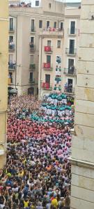 eine große Menschenmenge, die vor einem Gebäude sitzt in der Unterkunft 3 Apartamento tipo estudio ideal para tus vacaciones in Tarragona