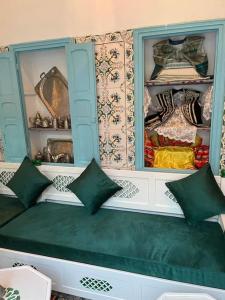 półka z zieloną ławką w pokoju w obiekcie Dar Lella Hasna w mieście Safakis