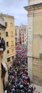 uma grande multidão de pessoas em pé em uma rua em 2 Tus vacaciones ideales en TARRAGONA em Tarragona