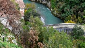 most nad rzeką obok góry w obiekcie Villa Aurea w mieście Papasidero