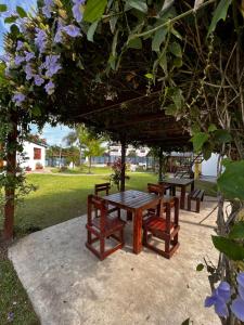 費德拉西翁的住宿－Dulce Retoño，凉亭下的野餐桌和长凳