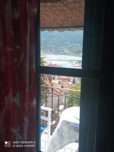 スコペロスにあるStamatis Roomsの景色を望むバルコニーの窓から景色を望めます。