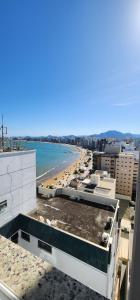 a view of the beach from the roof of a building at Vista espectacular 180° Murano Praia do Morro in Guarapari