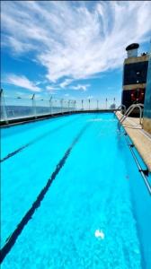 ein Pool auf dem Dach eines Gebäudes in der Unterkunft Santiago Moneda Suites in Santiago