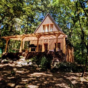 una casa de madera en medio del bosque en A Hely en Kismaros