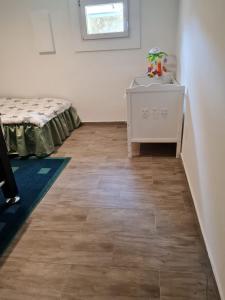 una habitación con una cama y una cómoda blanca. en Ferienwohnung Sara, en Ühlingen-Birkendorf