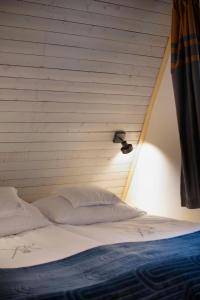 Bett in einem Zimmer mit einer Decke in der Unterkunft A Hely in Kismaros