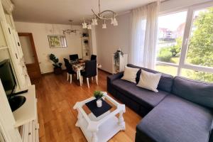 - un salon avec un canapé et une table dans l'établissement Apartamento en Gama (Bárcena de Cicero), à Gama