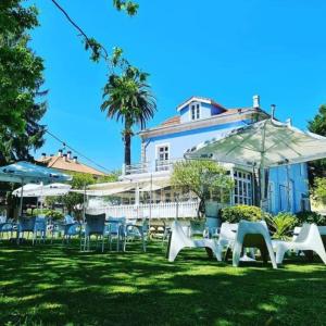 a group of chairs and umbrellas in front of a building at Apartamento en Gama (Bárcena de Cicero) in Gama