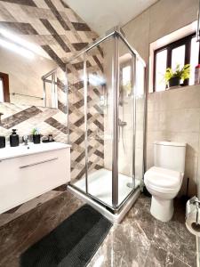 Koupelna v ubytování F8 1 Seaview room, Living and bathroom shared , StJulians