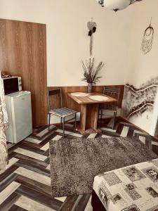 Cette chambre comprend une table, une table et des chaises. dans l'établissement Best Price Guesthouse, à Szeged