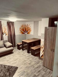 - un salon avec une table et un canapé dans l'établissement Best Price Guesthouse, à Szeged