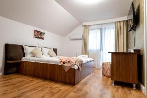 pokój hotelowy z łóżkiem i oknem w obiekcie Sole Boutique w mieście Râmnicu Vâlcea