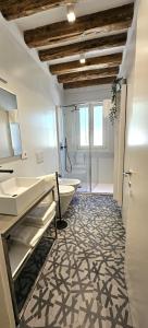 a bathroom with a tub and a sink and a toilet at Cozy Small Villa with Private Garden in Venice