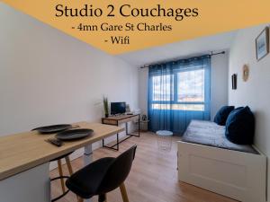 a room with a desk and a table and chairs at Appartement tout équipé à 6 minutes de la Gare St Charles in Marseille