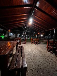 eine Gruppe von Holzbänken in einem Pavillon in der Nacht in der Unterkunft Dulce Retoño in Federación