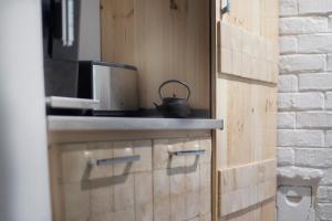 eine Küche mit einer Arbeitsplatte und einem Wasserkocher in der Unterkunft A Hely in Kismaros