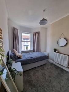 1 dormitorio con cama y ventana en Home from Home Liverpool - Entire Home en Liverpool