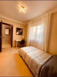 - une chambre avec un lit, une fenêtre et un bureau dans l'établissement Villa Playa (Los Cristianos), à Los Cristianos