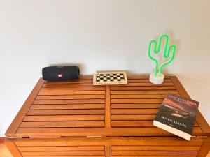 een houten tafel met een cactus en een boek erop bij Ecohotel Sereni Norcasia in Samaná