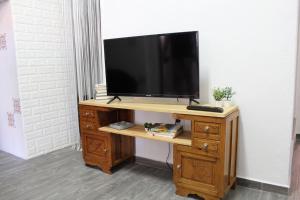 a wooden desk with a television on top of it at Morgado Guest House in Ervedal