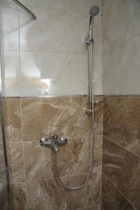 y baño con ducha con cabezal de ducha. en Vajat Vasiljević, en Mladenovac