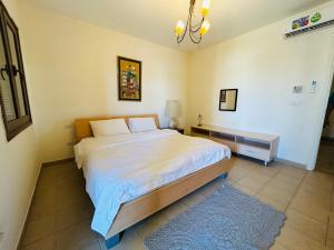 Un dormitorio con una cama grande y una alfombra azul en شقق تالابيه talabay apartment swimming pools and sea view Aqaba en Áqaba