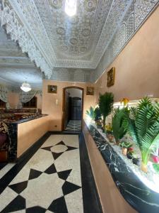 una hall con soffitto a cassettoni e piante di Villa Hanaa a Mohammedia