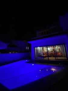 um edifício com luzes azuis no escuro em Villa Hanaa em Mohammedia