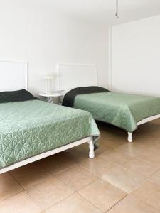 dwa łóżka siedzące obok siebie w pokoju w obiekcie Departamentos Huerta w mieście Ciudad Fernández