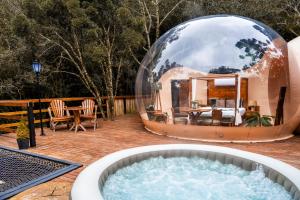 uma casa cúpula com uma piscina num quintal em Zion Bubble Glamping em Urubici