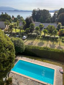 einen Blick über einen Pool im Hof in der Unterkunft VSC Apartment - Appartamento in villa storica vista lago e piscina in Lesa
