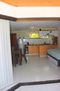 Habitación con cocina y sala de estar. en Apartamento - Resort Bunsichari, en Santa Marta