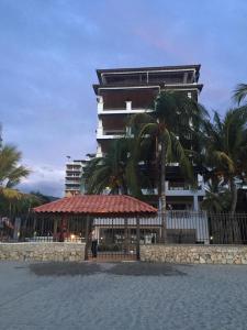 un edificio con un restaurante frente al agua en Apartamento - Resort Bunsichari, en Santa Marta