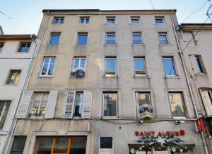 un edificio de apartamentos en la ciudad de sarajevo en Le repère de Poincaré, en Nancy