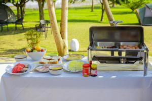 - une table avec de la nourriture et un grill dans l'établissement Maravilla Kivu Eco Resort, 