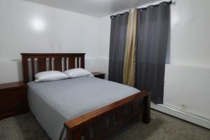 1 dormitorio con 1 cama y una ventana con cortinas en 410 E 45th Unit 1 en Anchorage