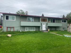 una casa con un cortile davanti di 410 E 45th Unit 1 ad Anchorage