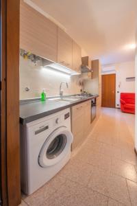 cocina con lavadora y fregadero en Casa Olga - Bilocale con terrazzo zona fiera en Verona