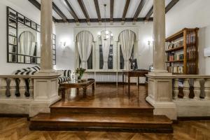salon z kolumnami, stołem i krzesłami w obiekcie Villa Mediteran w Dubrowniku